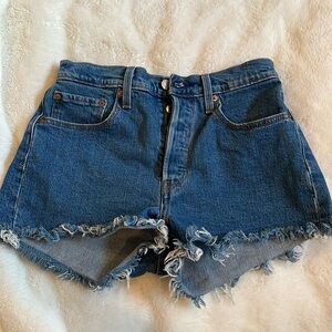 Like new!! Levi 501 High rise short